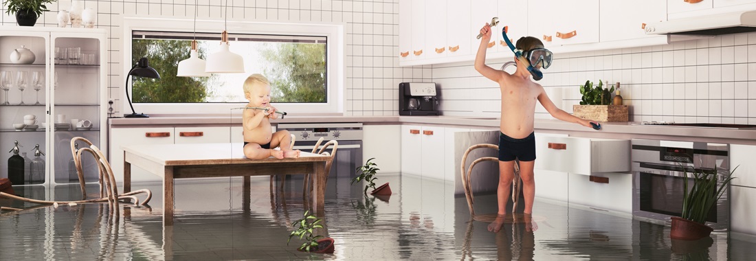 Wasserschaden Badende Kinder in der Küche